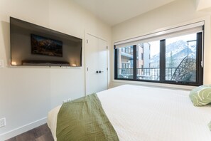 4 bedrooms, desk, iron/ironing board, travel cot