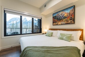 4 bedrooms, desk, iron/ironing board, travel crib