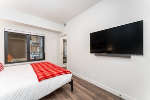 4 chambres, bureau, fer et planche à repasser, lit de bébé portatif