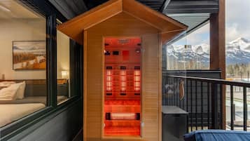 4 bedrooms, desk, iron/ironing board, travel crib