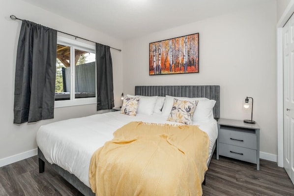 16 chambres, bureau, fer et planche à repasser, lit de bébé portatif