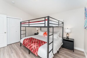 12 Schlafzimmer, Schreibtisch, Bügeleisen/Bügelbrett, Reisekinderbett