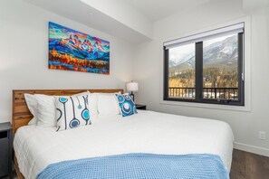 4 slaapkamers, een bureau, een strijkplank/strijkijzer, reisbedje