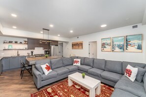 Smart TV, fireplace, ping pong, music library - 1,350 SF Luxury Penthouse | Best Amenities in Canmore (Canmore)