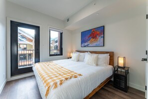 4 bedrooms, desk, iron/ironing board, travel crib