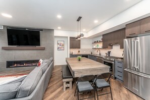 Fridge, microwave, oven, stovetop - 1,350 SF Luxury Penthouse | Best Amenities in Canmore (Canmore)