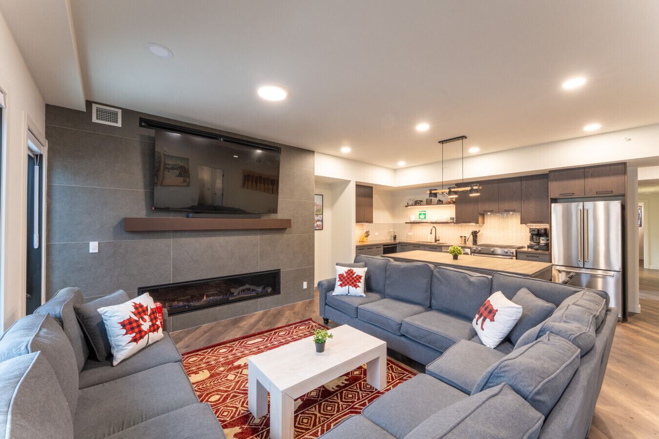 Smart-TV, Kamin, Tischtennisplatte, Musikbibliothek