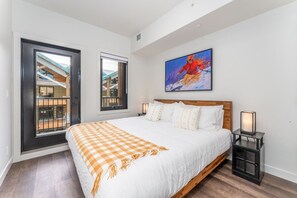 4 camere, una scrivania, ferro/asse da stiro, culla da viaggio