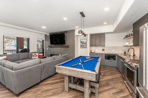 Games room - 1,350 SF Luxury Penthouse | Best Amenities in Canmore (Canmore)
