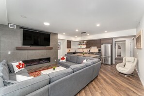 Téléviseur connecté, foyer, table de ping-pong, sélection de musique