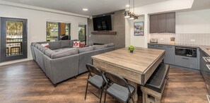 Téléviseur connecté, foyer, table de ping-pong, sélection de musique