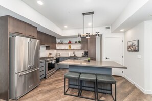 Réfrigérateur, four à micro-ondes, un four, surface de cuisson