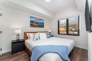 8 bedrooms, desk, iron/ironing board, travel cot - Luxury 8-BR Family Home with Exceptional Amenities (Canmore)