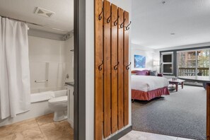Iron/ironing board, travel cot, free WiFi, bed sheets