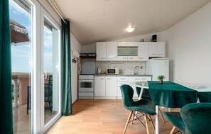 Kylskåp, ugn, spishäll och diskmaskin