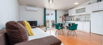 Nice apartment in Stara Vas with swimming pool