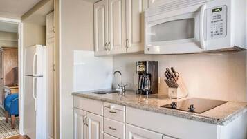 Een koelkast, een microgolfoven, een kookplaat, een vaatwasser