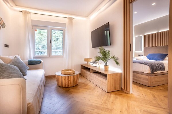 2 bedrooms, desk, iron/ironing board, WiFi