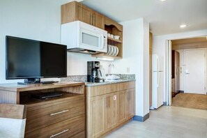 Een koelkast, een microgolfoven, een kookplaat