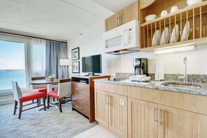 Een koelkast, een microgolfoven, een kookplaat