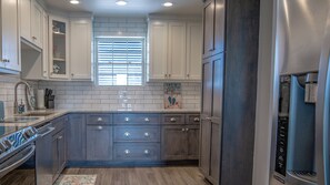 ثلاجة، ميكروويف، فرن، موقد طهي مسطح