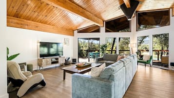 TV connectée, baby-foot, table de tennis de table, livres