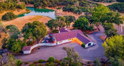 Farm Stay + Private Lake + Country Ranch + Alpacas + Hiking + Games + Hot Tub