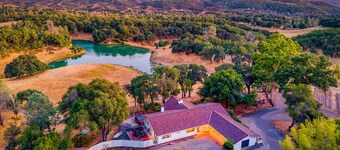Farm Stay + Private Lake + Country Ranch + Alpacas + Hiking + Games + Hot Tub