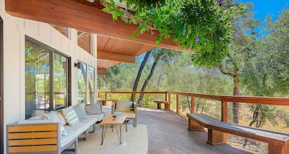 Farm Stay + Private Lake + Country Ranch + Alpacas + Hiking + Games + Hot Tub