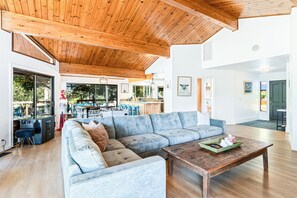 Smart TV, table football, ping pong, books - Farm Stay + Private Lake + Country Ranch + Alpacas + Hiking + Games + Hot Tub (Kelseyville)