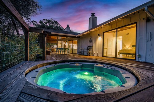 Farm Stay + Private Lake + Country Ranch + Alpacas + Hiking + Games + Hot Tub