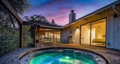 Farm Stay + Private Lake + Country Ranch + Alpacas + Hiking + Games + Hot Tub