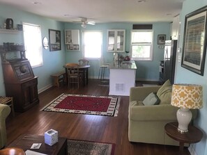 Télévision, lecteur de DVD, livres