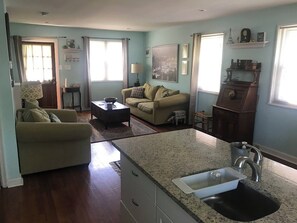 Télévision, lecteur de DVD, livres