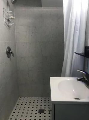 Dusche, Haartrockner, Handtücher, Seife
