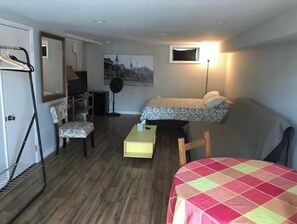 3 chambres, coffres-forts dans les chambres, fer et planche à repasser
