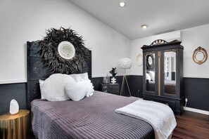 WiFi, bed sheets - Dreamy Monochromatic Studio! Close to UofA! Walk to campus/4th ave/downtown! (Tucson)