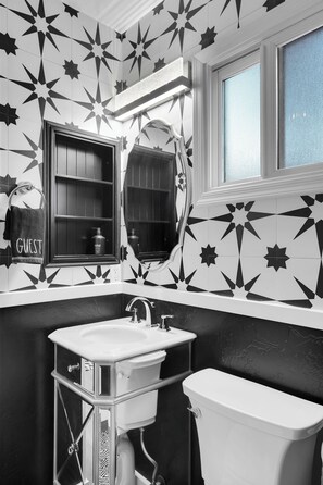 Shower, towels, soap, toilet paper - Dreamy Monochromatic Studio! Close to UofA! Walk to campus/4th ave/downtown! (Tucson)