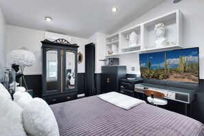 WiFi, bed sheets - Dreamy Monochromatic Studio! Close to UofA! Walk to campus/4th ave/downtown! (Tucson)