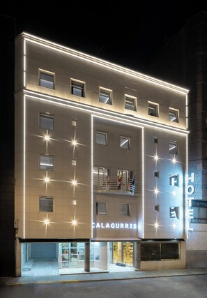A hotel with a modern facade, multiple windows, and a sign indicating it is the Calaguaris Hotel. - Hotel Calagurris (Calahorra)