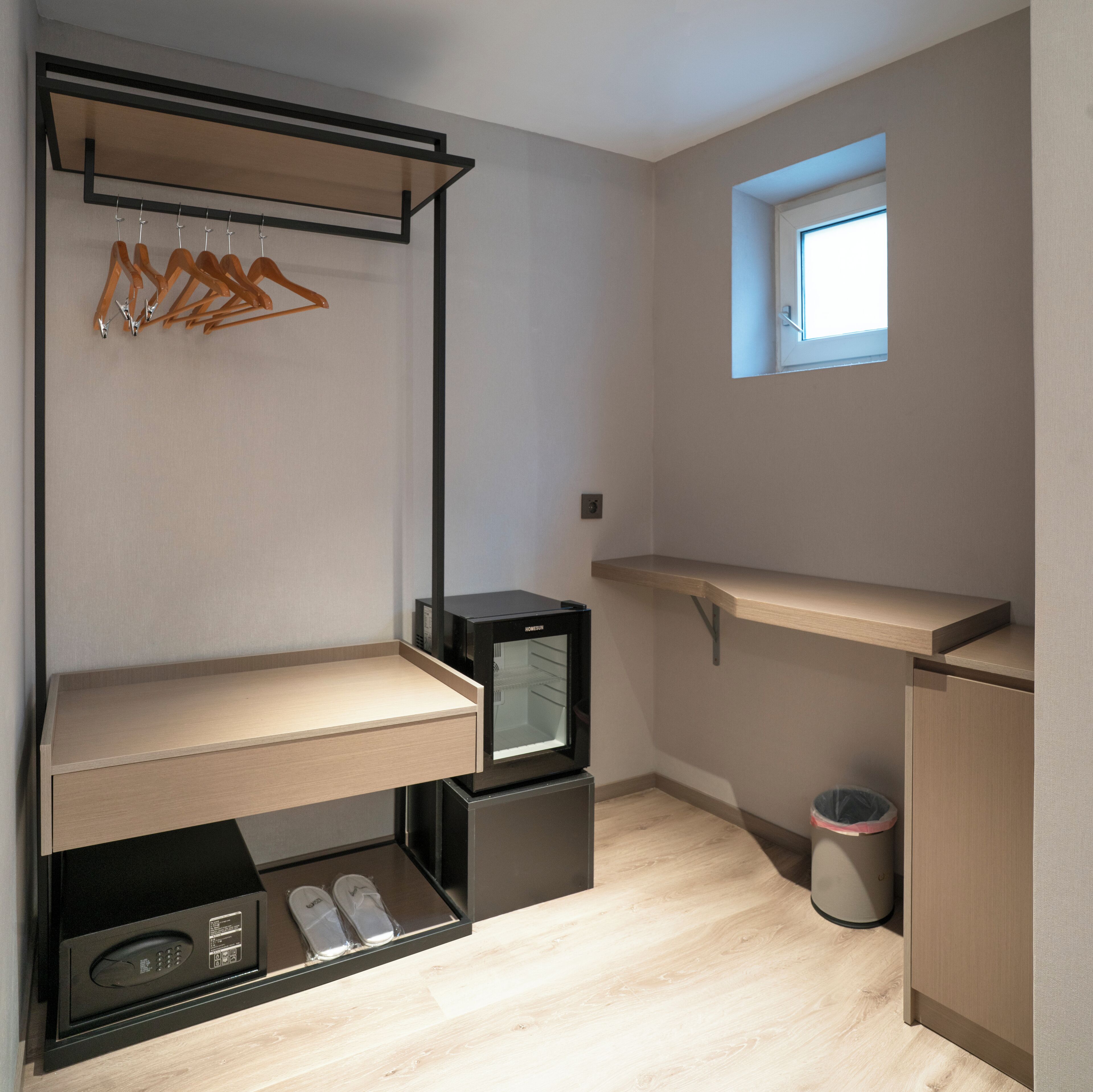 Kamar Triple Keluarga | Brankas, tirai kedap cahaya, kedap suara, dan Wi-Fi gratis