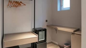 Kamar Triple Keluarga | Brankas, tirai kedap cahaya, kedap suara, dan Wi-Fi gratis