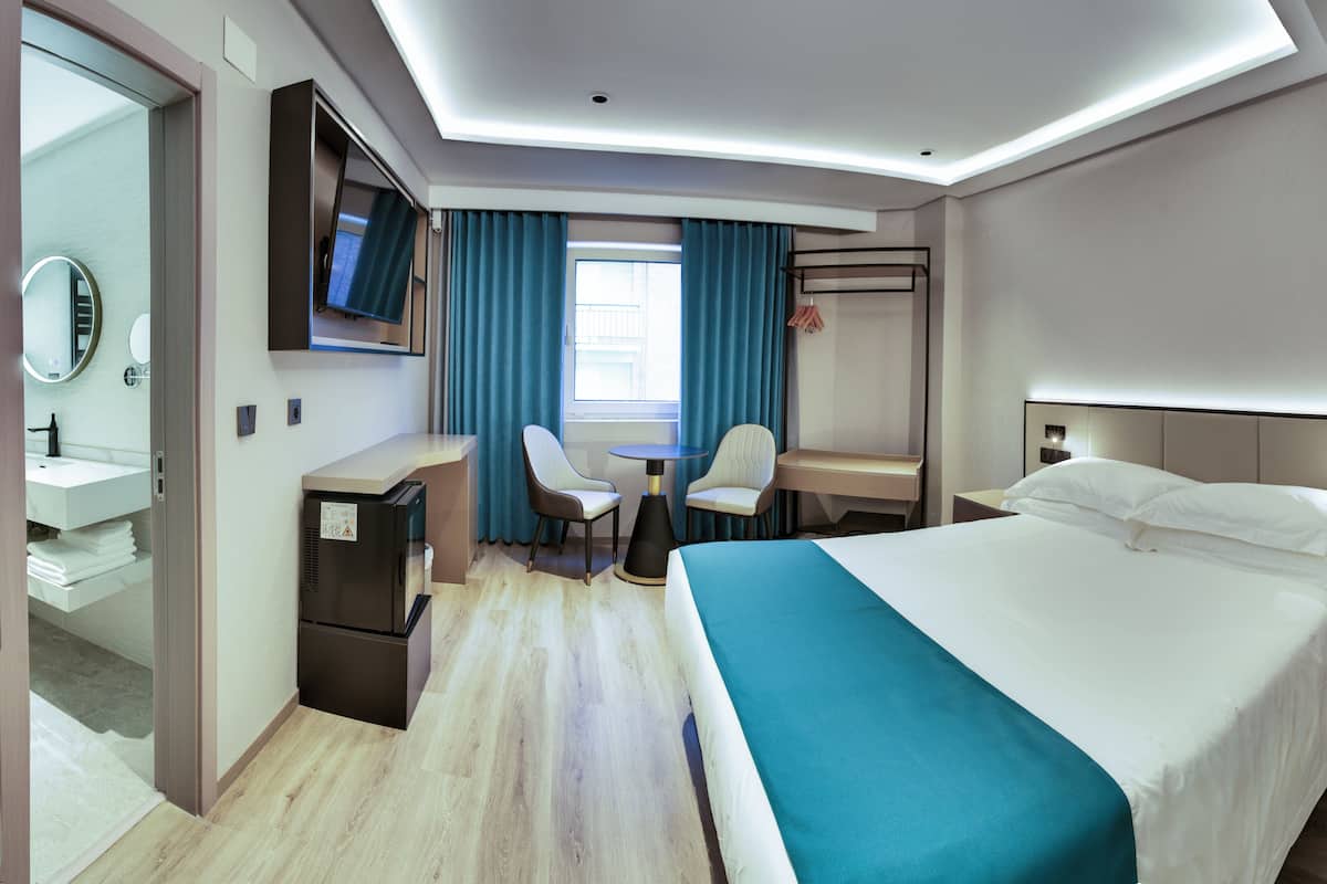 Deluxe Room | In-room safe, blackout drapes, soundproofing, free WiFi