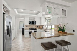 Fridge, microwave, oven, stovetop - The Alto Azul, Spacious Pool, Jacuzzi, Pool View Deck, 4 Bedroom Home, Game Room (Hemet)