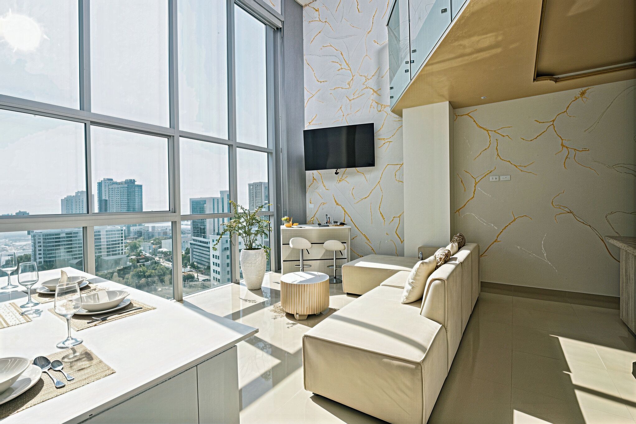 Älytelevisio, videopelejä, pöytätennispöytä, musiikkikirjasto