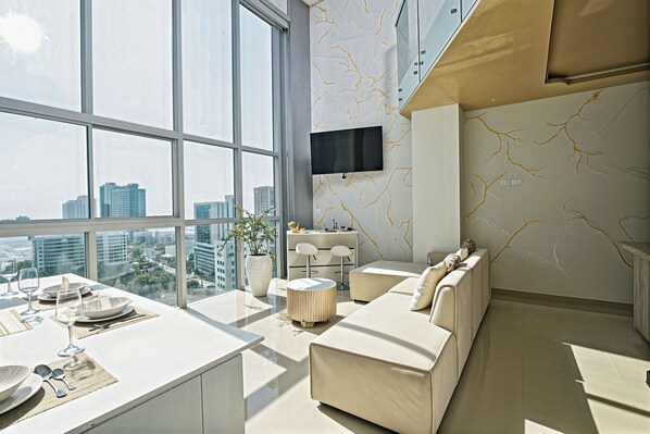 Älytelevisio, videopelejä, pöytätennispöytä, musiikkikirjasto