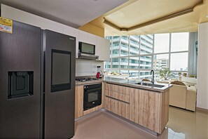 Jääkaappi, mikroaaltouuni, uuni, liesi