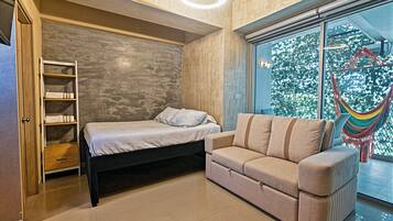 4 soveværelser, pengeskab på værelset, skrivebord, strygejern/strygebræt