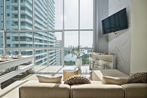 Una Smart TV, videojuegos, una mesa de tenis de mesa