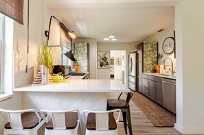 Microondas, horno, parrilla de estufa y lavavajillas 